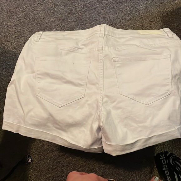 Nwt Vera Moda white denim, destination shorts - Picture 2 of 5